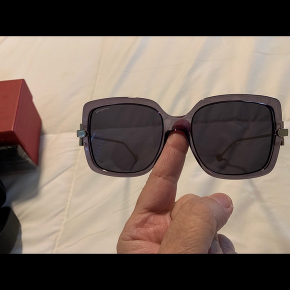 💜SOLD💜GORGEOUS SALVATORE FERRAGAMO SUNGLASSES - Picture 4 of 7